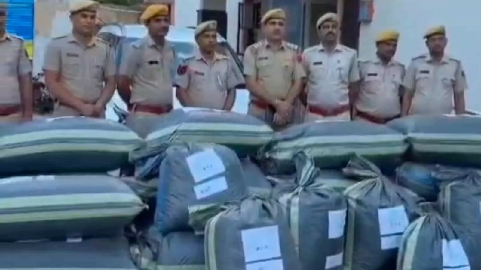 तस्वीर में जहाजपुर थाने के बाहर पुलिसकर्मी जप्त किए गए डोडा पोस्त के बोरों के साथ खड़े दिख रहे हैं। तस्वीर में जहाजपुर थाने के बाहर पुलिसकर्मी जप्त किए गए डोडा पोस्त के बोरों के साथ खड़े दिख रहे हैं।