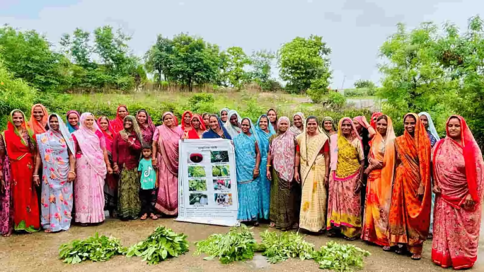 पारंपरिक वेशभूषा में महिलाएं खेरवाड़ा में प्राकृतिक खेती के प्रशिक्षण के दौरान पोस्टर के साथ खड़ी हैं। पारंपरिक वेशभूषा में महिलाएं खेरवाड़ा में प्राकृतिक खेती के प्रशिक्षण के दौरान पोस्टर के साथ खड़ी हैं।