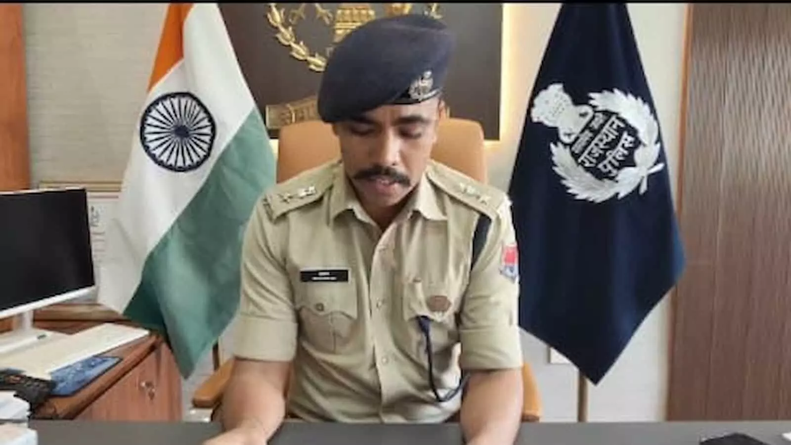 तस्वीर में पुलिस अधिकारी कार्यालय में बैठे दिख रहे हैं।