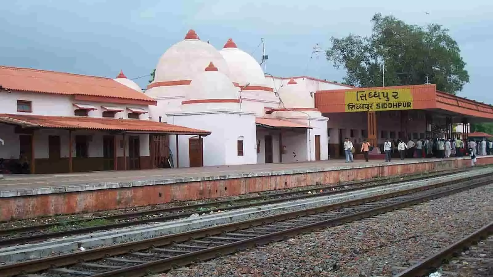सिद्धपुर रेलवे स्टेशन का दृश्य जहां प्लेटफॉर्म और पटरियां दिखाई दे रही हैं।