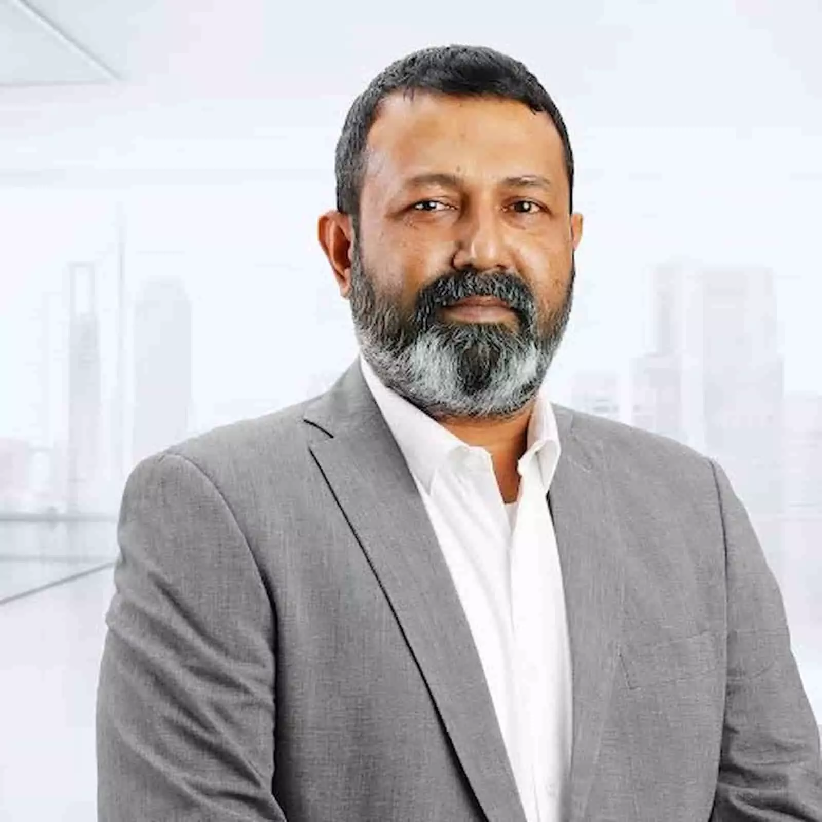 तस्वीर में एसबीआई लाइफ के चीफ रवींद्र शर्मा कॉर्पोरेट पोशाक में खड़े दिखाई दे रहे हैं। तस्वीर में एसबीआई लाइफ के चीफ रवींद्र शर्मा कॉर्पोरेट पोशाक में खड़े दिखाई दे रहे हैं।