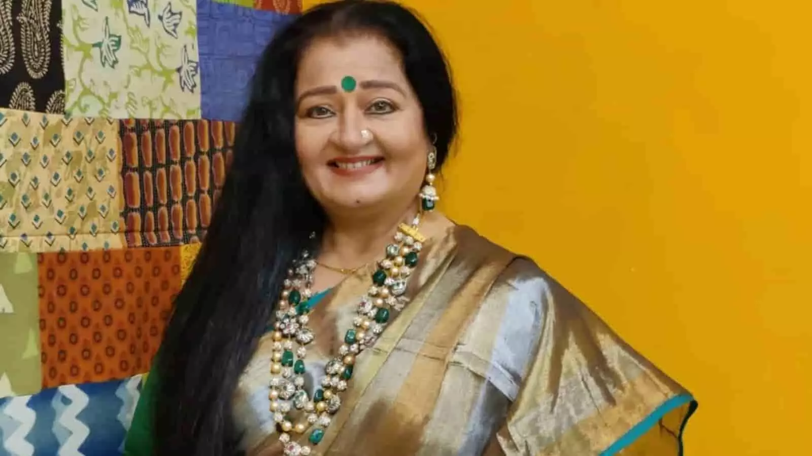 तस्वीर में अभिनेत्री अपरा मेहता पारंपरिक परिधान और आभूषणों में नजर आ रही हैं। तस्वीर में अभिनेत्री अपरा मेहता पारंपरिक परिधान और आभूषणों में नजर आ रही हैं।