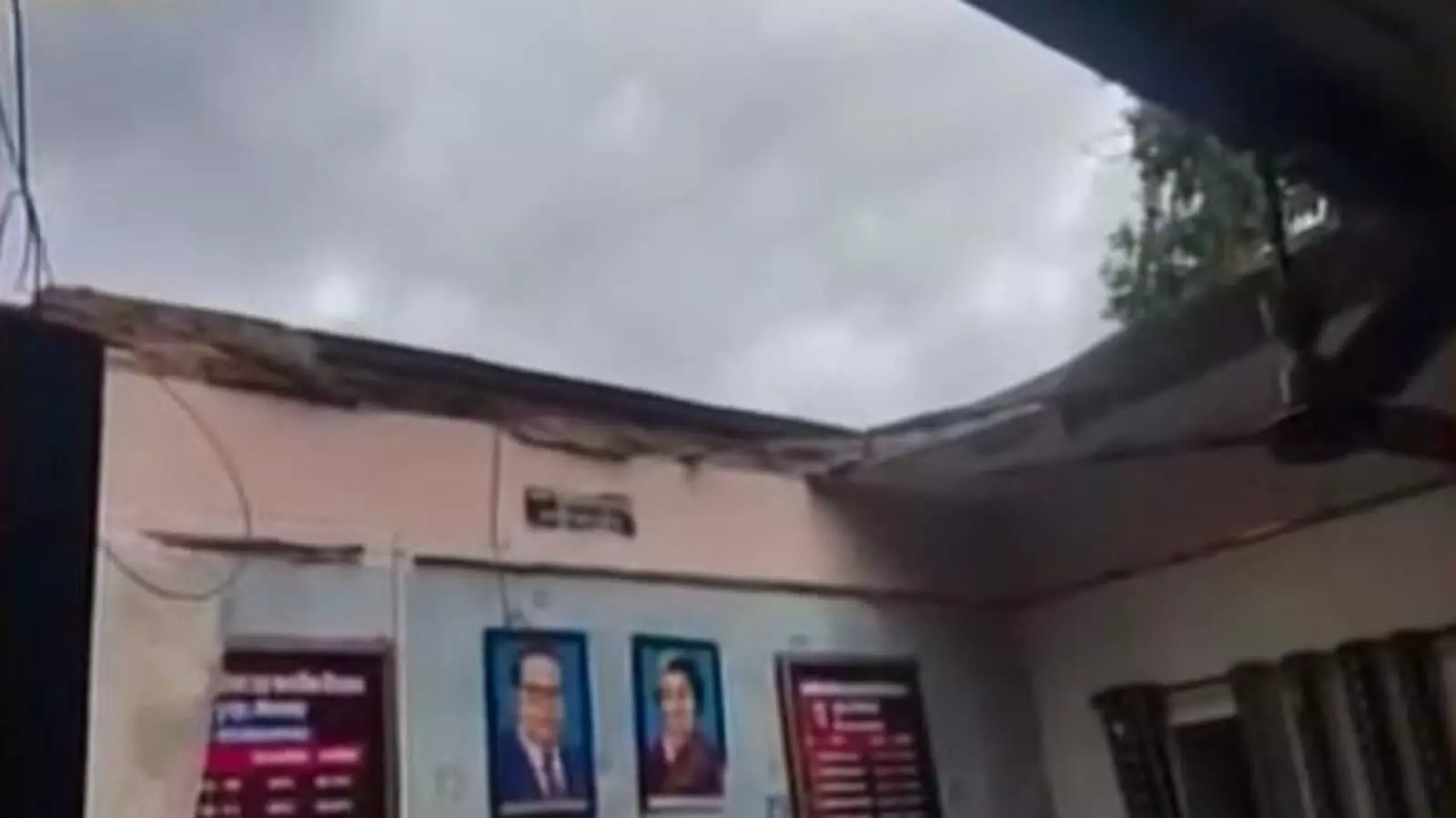 तस्वीर में कमरे की टूटी हुई छत और दीवार पर टंगे फ्रेम नजर आ रहे हैं। तस्वीर में कमरे की टूटी हुई छत और दीवार पर टंगे फ्रेम नजर आ रहे हैं।