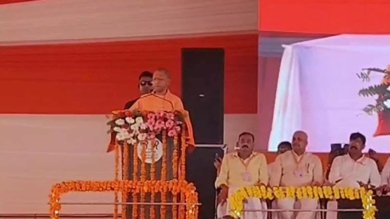 तस्वीर में मुख्यमंत्री योगी आदित्यनाथ फतेहपुर में जनसभा मंच से भाषण देते हुए दिख रहे हैं। तस्वीर में मुख्यमंत्री योगी आदित्यनाथ फतेहपुर में जनसभा मंच से भाषण देते हुए दिख रहे हैं।