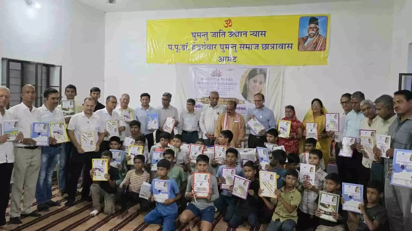 तस्वीर में आमेट के छात्रावास में बच्चे और अतिथि हाथों में नई स्टेशनरी सामग्री दिखाए खड़े हैं। तस्वीर में आमेट के छात्रावास में बच्चे और अतिथि हाथों में नई स्टेशनरी सामग्री दिखाए खड़े हैं।
