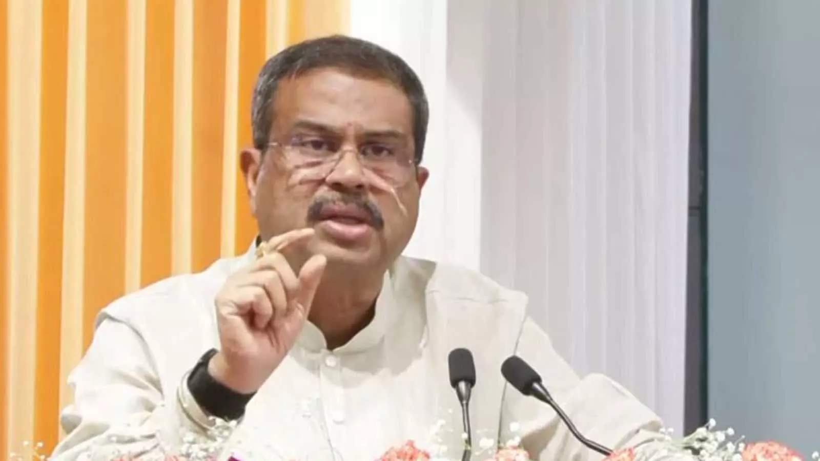 तस्वीर में शिक्षा मंत्री धर्मेंद्र प्रधान माइक के सामने खड़े होकर बात करते हुए दिख रहे हैं। तस्वीर में शिक्षा मंत्री धर्मेंद्र प्रधान माइक के सामने खड़े होकर बात करते हुए दिख रहे हैं।