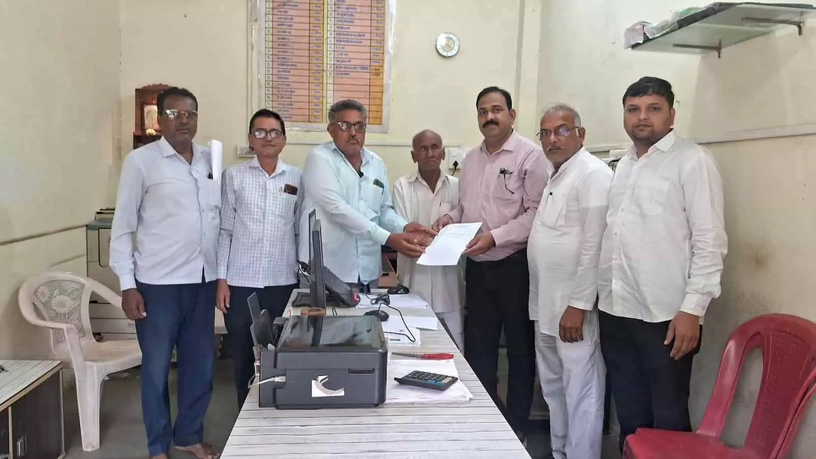 सेतू केंद्र कार्यालय में अधिकारियों द्वारा किसान को आधार प्रमाणीकरण दस्तावेज सौंपते हुए दिखाया गया है। सेतू केंद्र कार्यालय में अधिकारियों द्वारा किसान को आधार प्रमाणीकरण दस्तावेज सौंपते हुए दिखाया गया है।