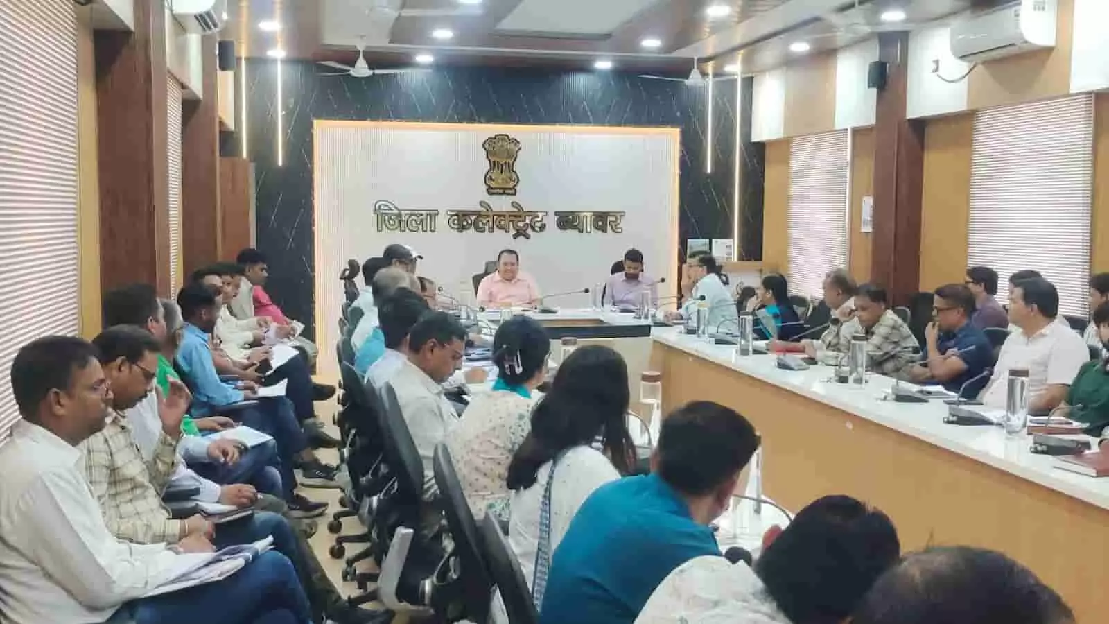 तस्वीर में जिला कलेक्ट्रेट ब्यावर के सभागार में अधिकारियों के साथ समीक्षा बैठक करते कलक्टर।