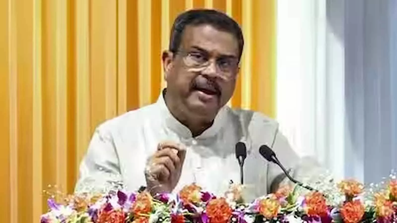 तस्वीर में केंद्रीय शिक्षा मंत्री धर्मेंद्र प्रधान मंच पर खड़े होकर भाषण दे रहे हैं। तस्वीर में केंद्रीय शिक्षा मंत्री धर्मेंद्र प्रधान मंच पर खड़े होकर भाषण दे रहे हैं।