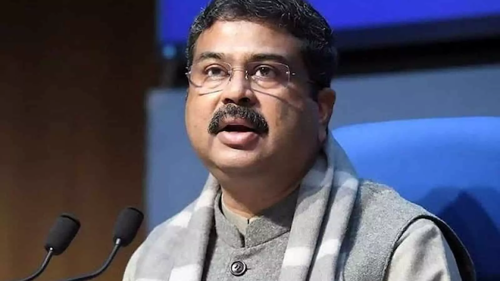 तस्वीर में धर्मेंद्र प्रधान माइक के सामने खड़े होकर बोलते हुए नजर आ रहे हैं। तस्वीर में धर्मेंद्र प्रधान माइक के सामने खड़े होकर बोलते हुए नजर आ रहे हैं।