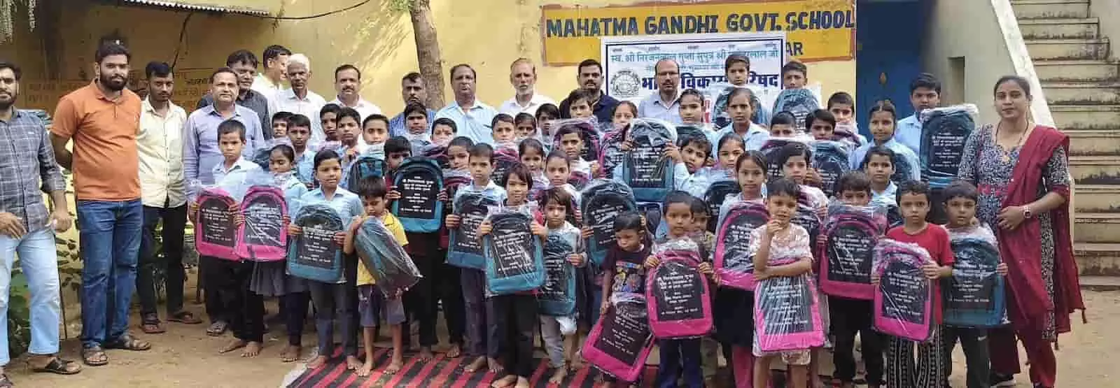 भुसावर के स्कूल परिसर में बच्चों और सदस्यों द्वारा स्कूल बैग वितरण का दृश्य। भुसावर के स्कूल परिसर में बच्चों और सदस्यों द्वारा स्कूल बैग वितरण का दृश्य।