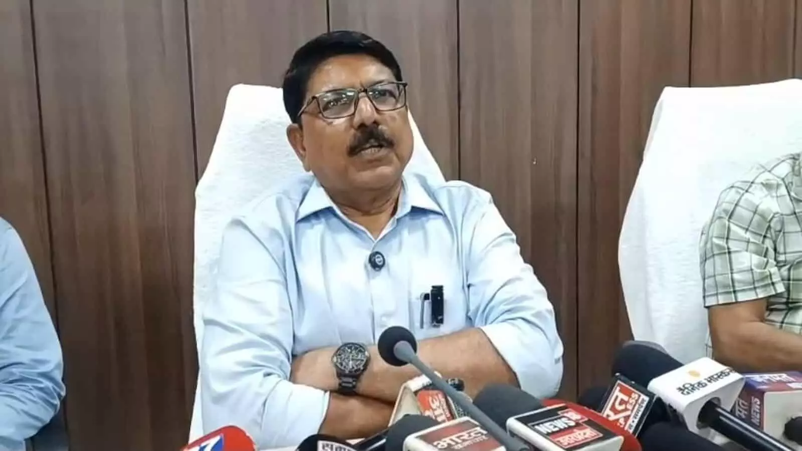 माइक के सामने बैठे विश्वविद्यालय अधिकारी दीक्षांत समारोह की जानकारी देते हुए। माइक के सामने बैठे विश्वविद्यालय अधिकारी दीक्षांत समारोह की जानकारी देते हुए।