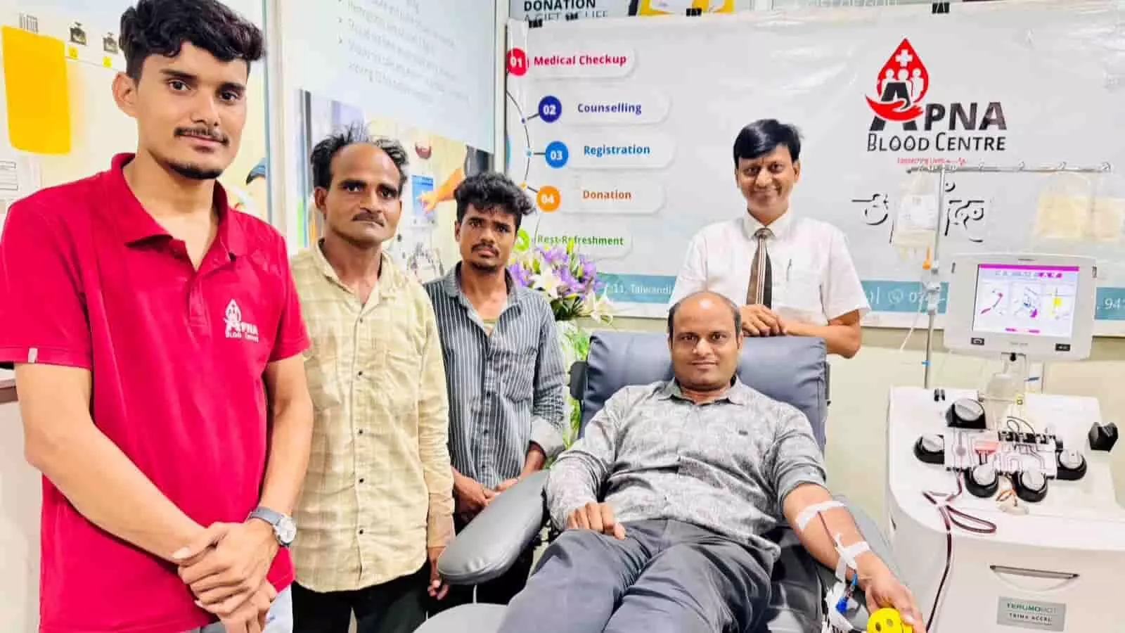 तस्वीर में कोटा के ब्लड सेंटर में एसडीपी डोनेट करते डोनर और लोग नजर आ रहे हैं. तस्वीर में कोटा के ब्लड सेंटर में एसडीपी डोनेट करते डोनर और लोग नजर आ रहे हैं.