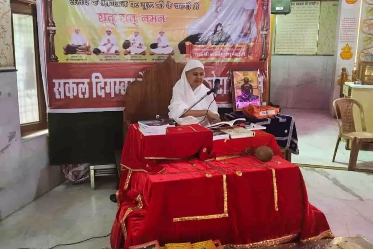 तस्वीर में कोटा के जैन मंदिर में प्रवचन देती हुईं गुरु माँ 105 स्वस्ति भूषण माताजी नजर आ रही हैं। तस्वीर में कोटा के जैन मंदिर में प्रवचन देती हुईं गुरु माँ 105 स्वस्ति भूषण माताजी नजर आ रही हैं।