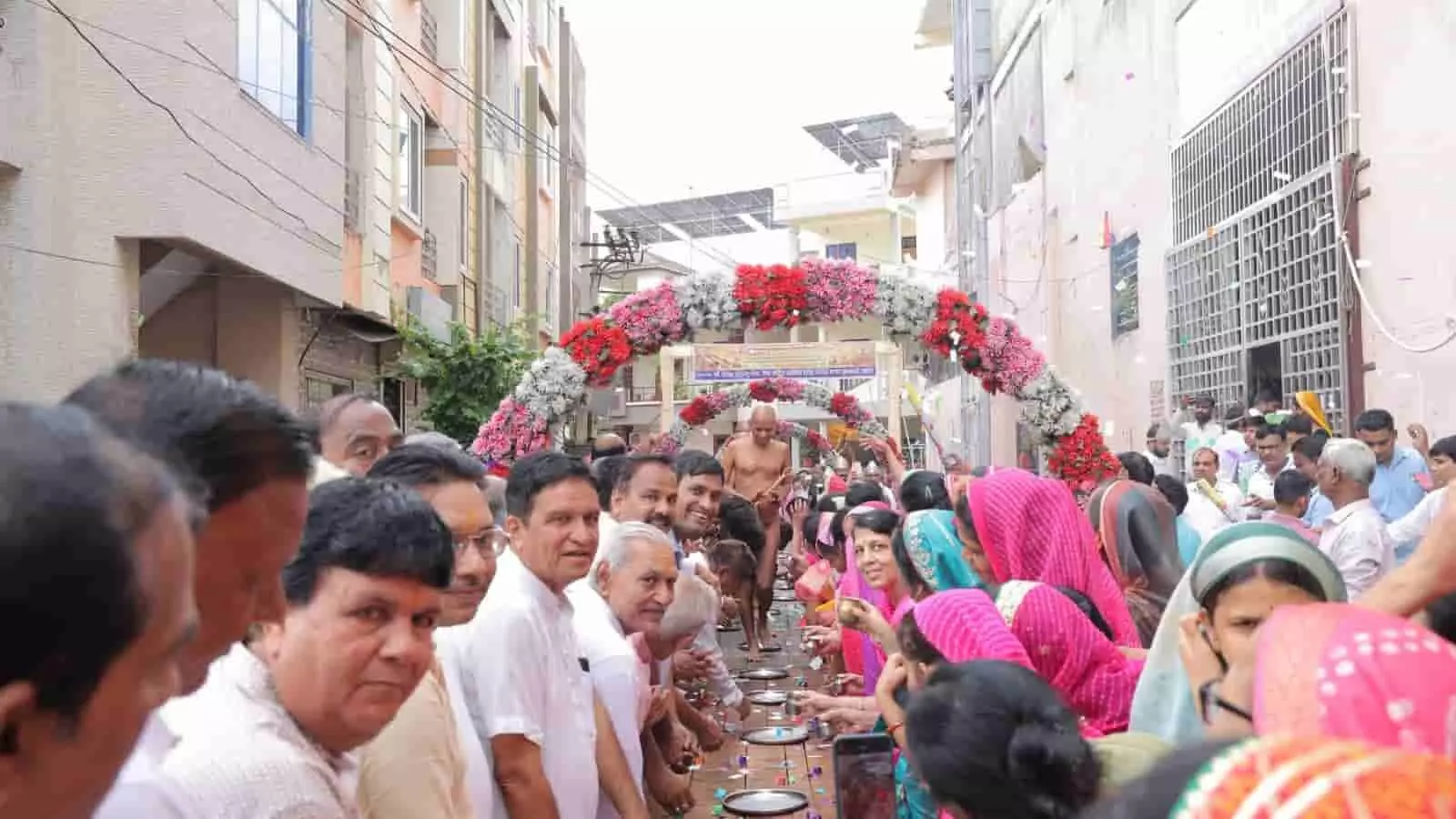 तस्वीर में कोटा के कुन्हाड़ी में मुनिसंघ के पाद प्रक्षालन के दौरान कतार में खड़े श्रद्धालु दिखाई दे रहे हैं। तस्वीर में कोटा के कुन्हाड़ी में मुनिसंघ के पाद प्रक्षालन के दौरान कतार में खड़े श्रद्धालु दिखाई दे रहे हैं।