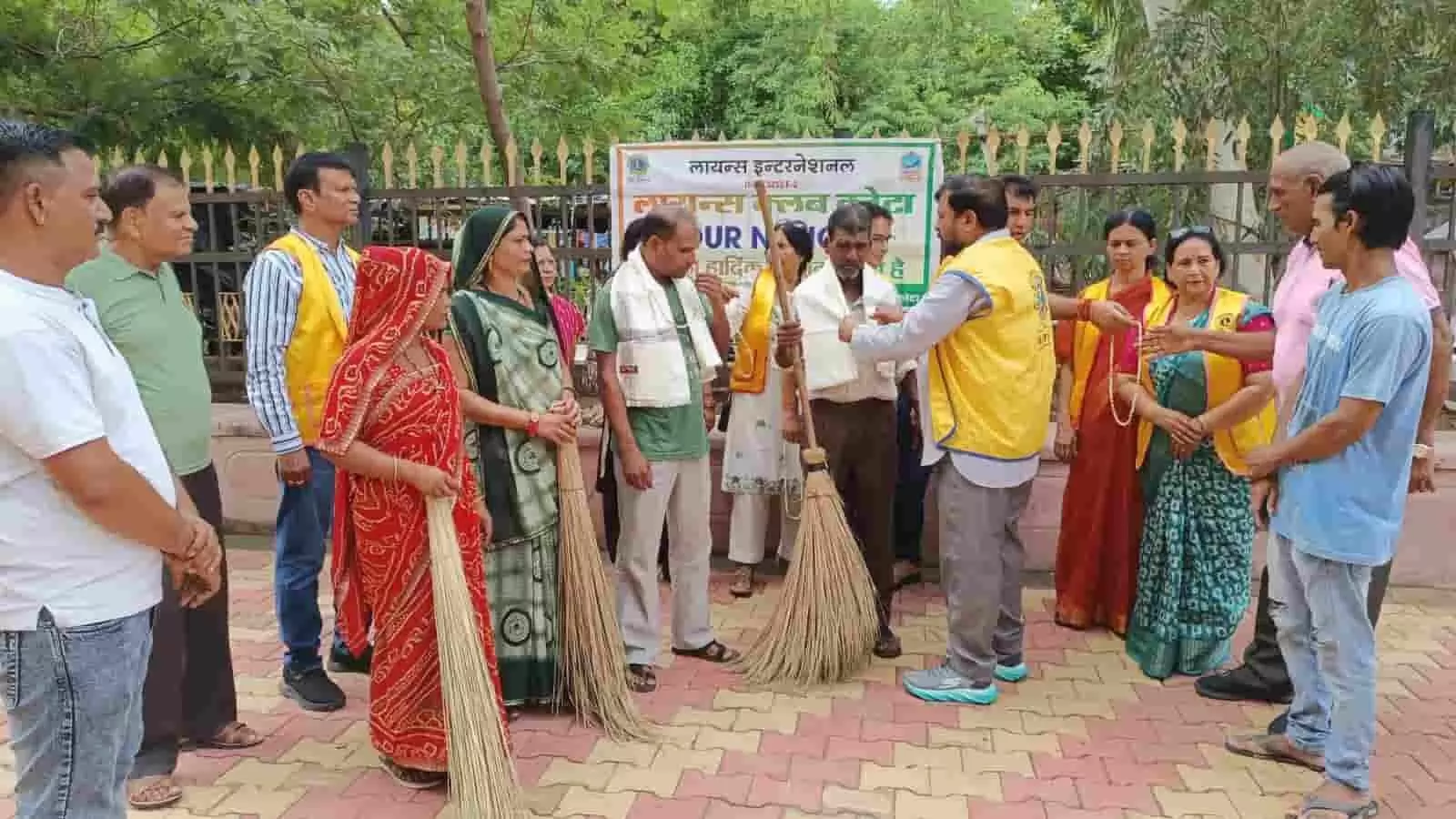 तस्वीर में लायंस क्लब कोटा के सदस्य सफाई कर्मियों और सुरक्षा गार्ड्स को सम्मानित कर रहे हैं। तस्वीर में लायंस क्लब कोटा के सदस्य सफाई कर्मियों और सुरक्षा गार्ड्स को सम्मानित कर रहे हैं।