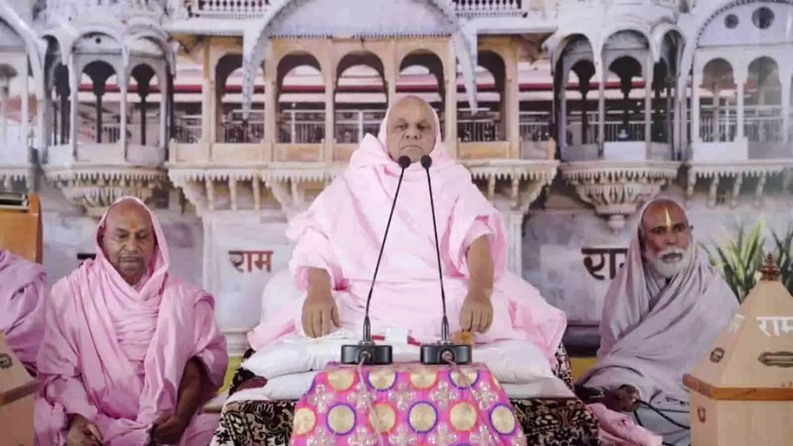 तस्वीर में आचार्य स्वामी श्रीरामदयालजी महाराज अन्य संतों के साथ मंच पर बैठकर प्रवचन देते हुए दिख रहे हैं। तस्वीर में आचार्य स्वामी श्रीरामदयालजी महाराज अन्य संतों के साथ मंच पर बैठकर प्रवचन देते हुए दिख रहे हैं।