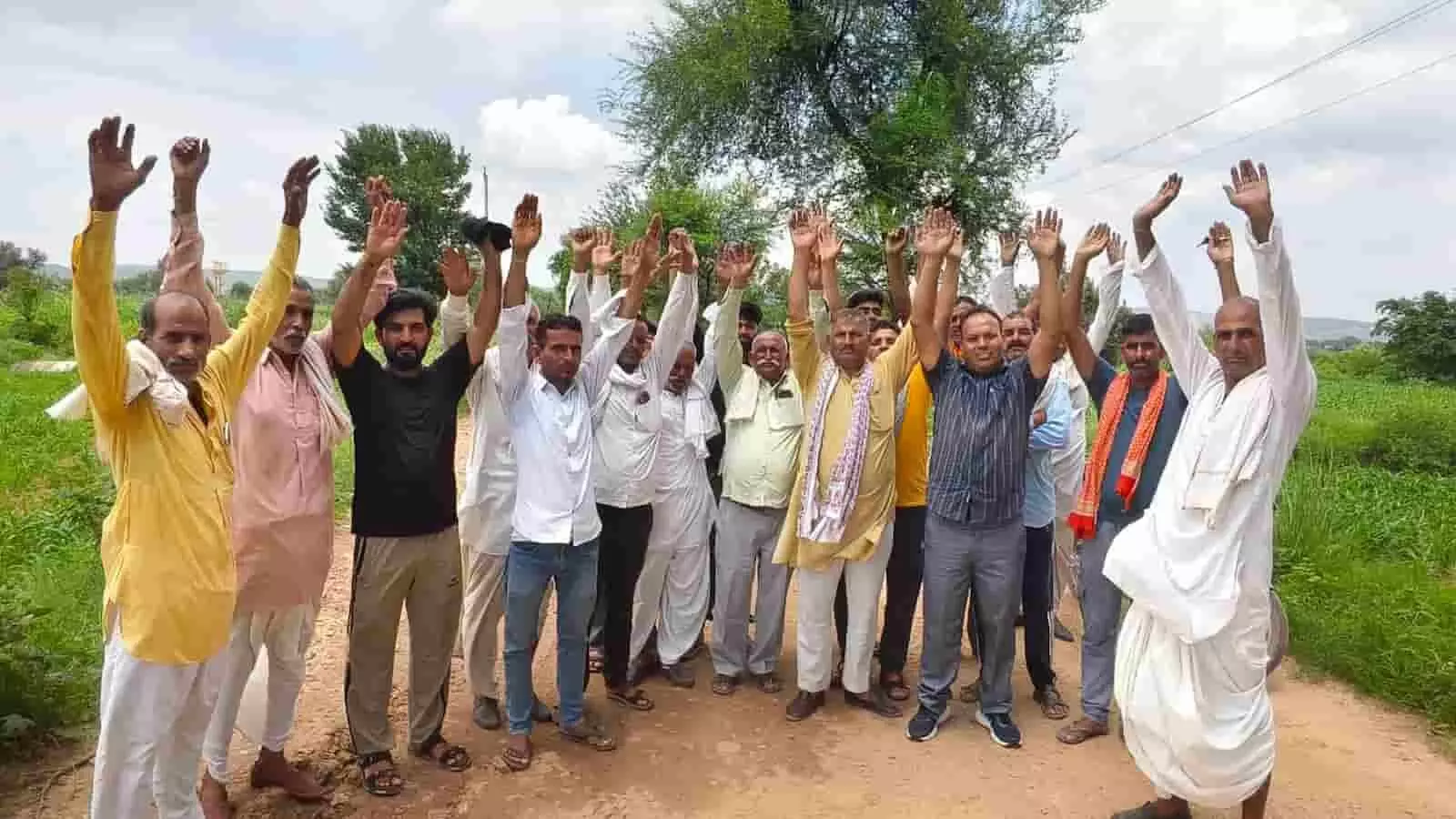 तस्वीर में ग्रामीण मोरोली सड़क निर्माण की मांग को लेकर रास्ते पर हाथ उठाकर विरोध प्रदर्शन कर रहे हैं। तस्वीर में ग्रामीण मोरोली सड़क निर्माण की मांग को लेकर रास्ते पर हाथ उठाकर विरोध प्रदर्शन कर रहे हैं।