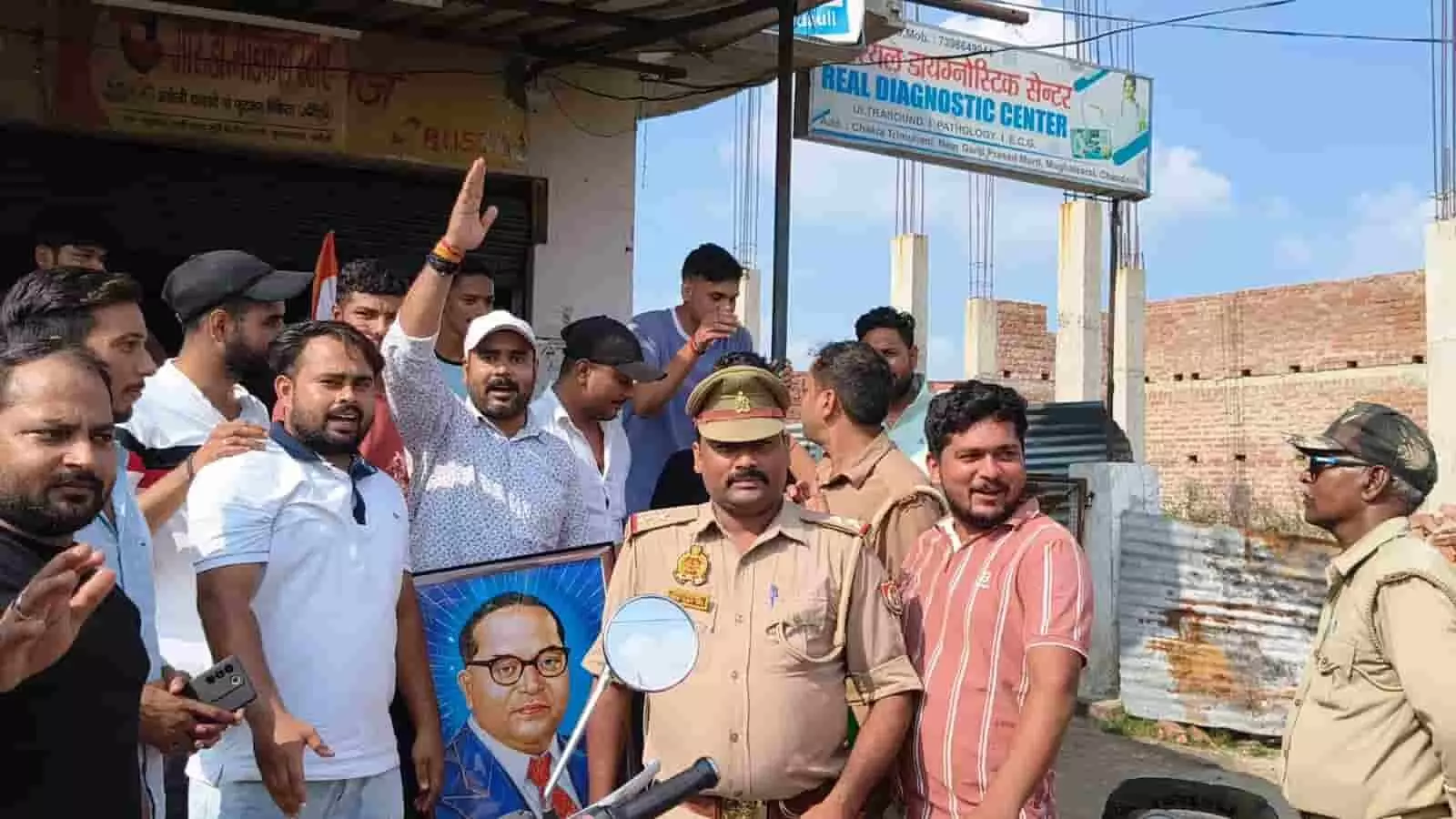 तस्वीर में चंदौली में प्रदर्शन के दौरान पुलिसकर्मियों के साथ खड़े छात्र दिख रहे हैं।
