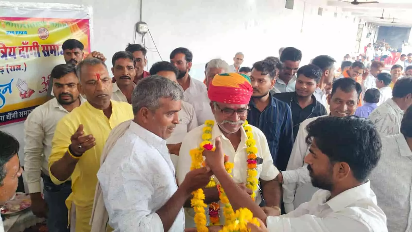तस्वीर में झालावाड़ में बैठक के दौरान मनोहर लाल दांगी को फूलमाला पहनाते समाज के लोग। तस्वीर में झालावाड़ में बैठक के दौरान मनोहर लाल दांगी को फूलमाला पहनाते समाज के लोग।