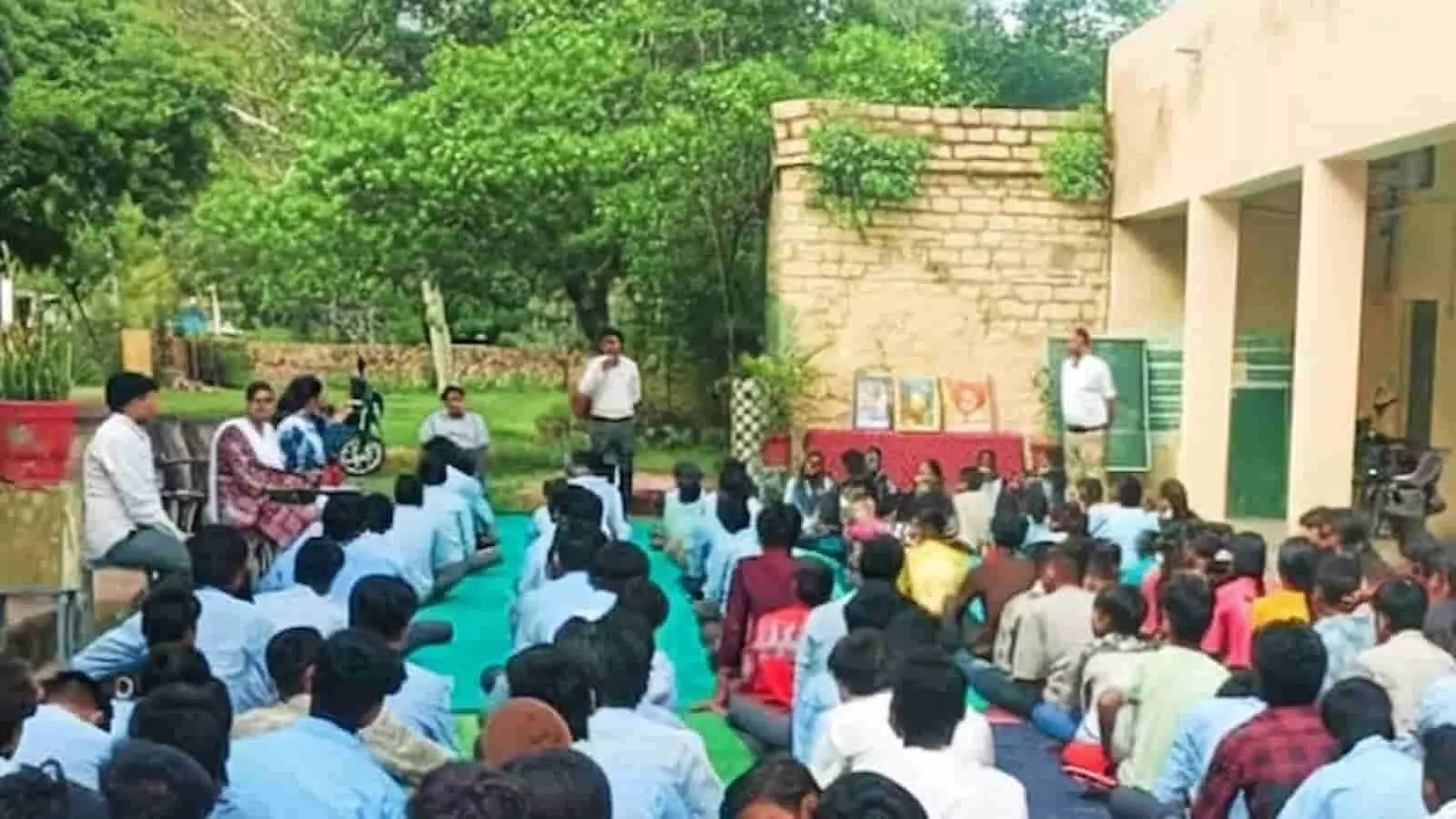 तस्वीर में कोटा रोड बारां के विद्यालय परिसर में कारगिल विजय दिवस पर बैठे हुए विद्यार्थी नजर आ रहे हैं। तस्वीर में कोटा रोड बारां के विद्यालय परिसर में कारगिल विजय दिवस पर बैठे हुए विद्यार्थी नजर आ रहे हैं।