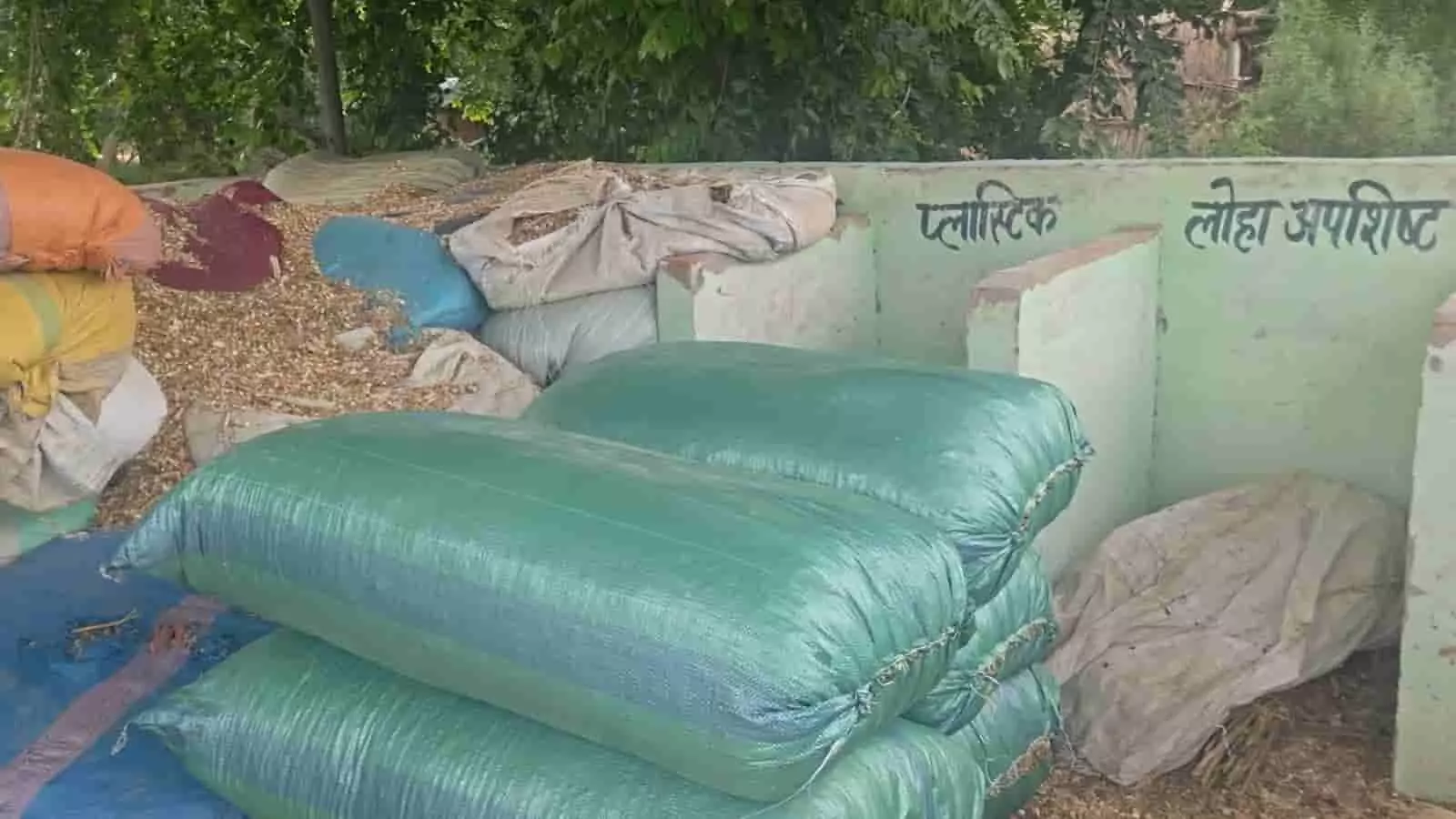 कन्नौज के आरआरसी केंद्र परिसर में अपशिष्ट निस्तारण खंड के पास रखी भूसे की बोरियां।