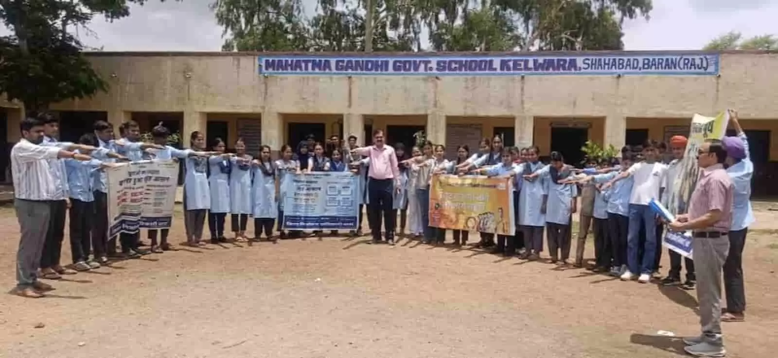 केलवाड़ा स्कूल में मतदाता जागरूकता शपथ लेते हुए विद्यार्थी और शिक्षक। केलवाड़ा स्कूल में मतदाता जागरूकता शपथ लेते हुए विद्यार्थी और शिक्षक।