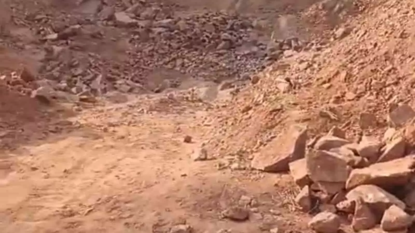 तस्वीर में पहाड़ी पर खनन कार्य और पत्थरों की खुदाई का दृश्य दिखाई दे रहा है। तस्वीर में पहाड़ी पर खनन कार्य और पत्थरों की खुदाई का दृश्य दिखाई दे रहा है।