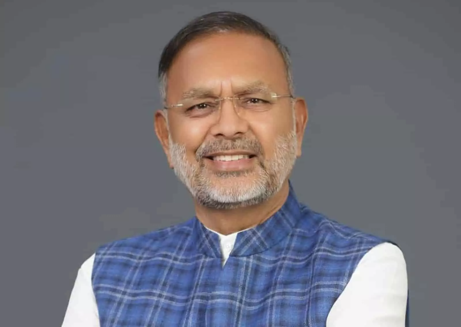 तस्वीर में ऊर्जा राज्य मंत्री हीरालाल नागर नीले जैकेट और सफेद कुर्ते में दिख रहे हैं। तस्वीर में ऊर्जा राज्य मंत्री हीरालाल नागर नीले जैकेट और सफेद कुर्ते में दिख रहे हैं।