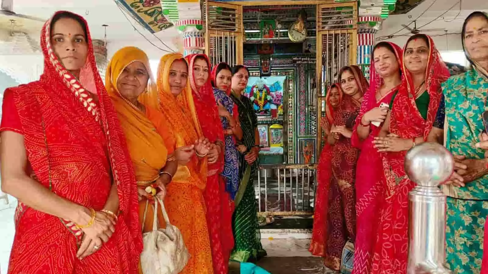 पारंपरिक वेशभूषा में महिलाएं बड़ी सादड़ी स्थित चारभुजा नाथ मंदिर परिसर में खड़ी हैं। पारंपरिक वेशभूषा में महिलाएं बड़ी सादड़ी स्थित चारभुजा नाथ मंदिर परिसर में खड़ी हैं।