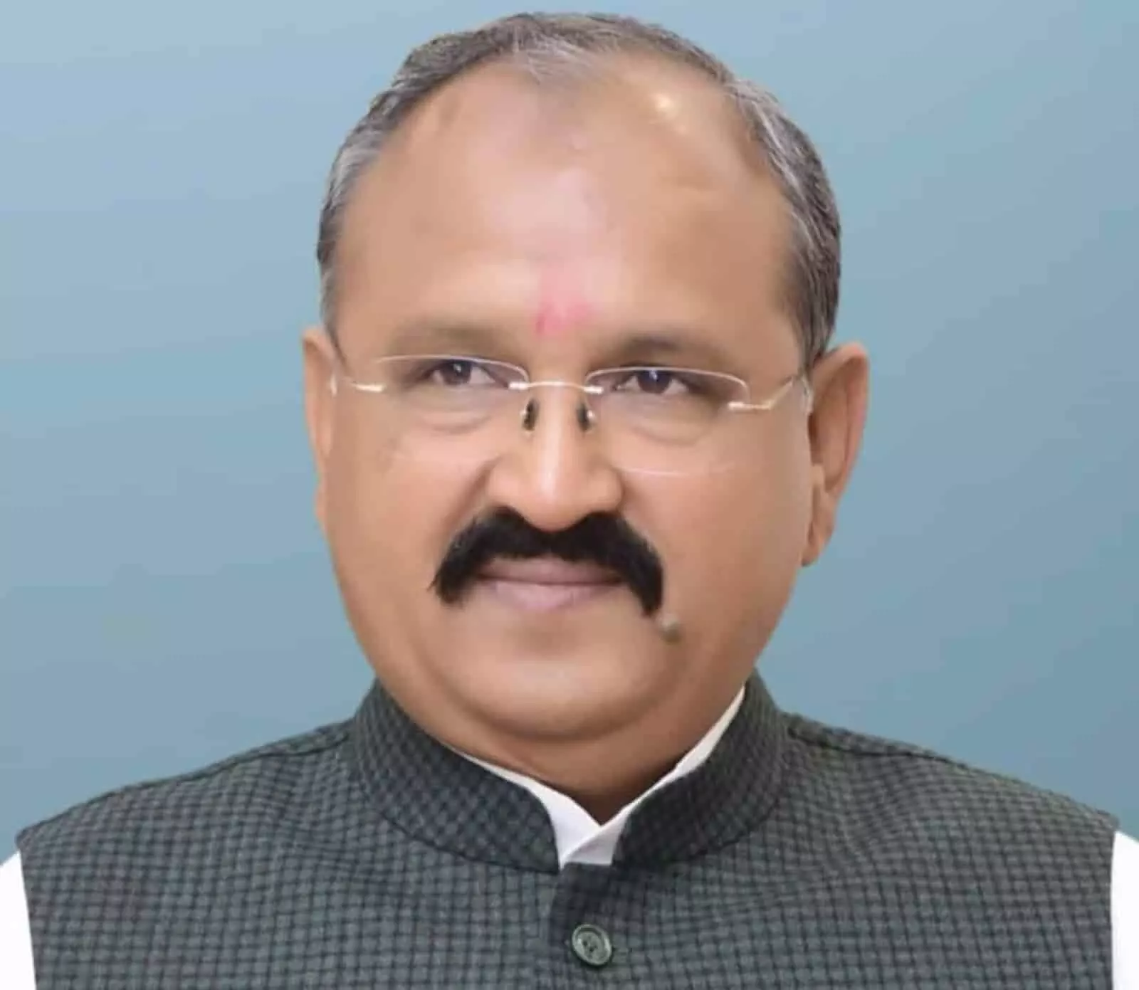तस्वीर में पूर्व विधायक प्रहलाद गुंजल हल्के नीले बैकग्राउंड के सामने खड़े नजर आ रहे हैं। तस्वीर में पूर्व विधायक प्रहलाद गुंजल हल्के नीले बैकग्राउंड के सामने खड़े नजर आ रहे हैं।