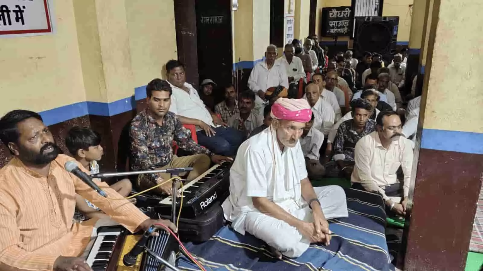बड़ी सादड़ी के रेगर समाज पंचायती भवन में सत्संग समारोह के दौरान भजन प्रस्तुत करते लोग। बड़ी सादड़ी के रेगर समाज पंचायती भवन में सत्संग समारोह के दौरान भजन प्रस्तुत करते लोग।