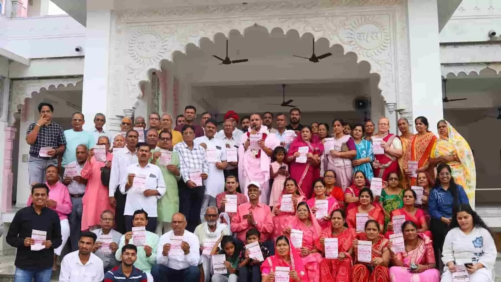 तस्वीर में बड़ी सादड़ी में गौ सम्मान अभियान की बैठक के दौरान संत और ग्रामीण नजर आ रहे हैं। तस्वीर में बड़ी सादड़ी में गौ सम्मान अभियान की बैठक के दौरान संत और ग्रामीण नजर आ रहे हैं।