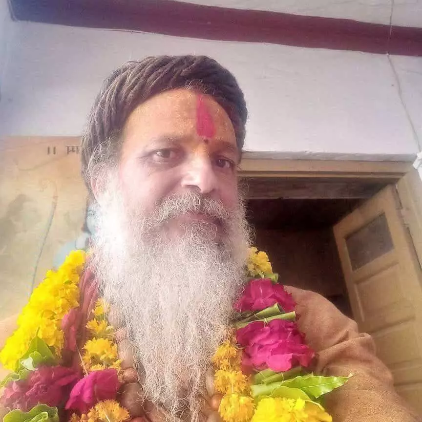 तस्वीर में मठ परिसर में संत और श्रद्धालु गुरु पूर्णिमा तैयारियों के दौरान दिखाई दे रहे हैं। तस्वीर में मठ परिसर में संत और श्रद्धालु गुरु पूर्णिमा तैयारियों के दौरान दिखाई दे रहे हैं।
