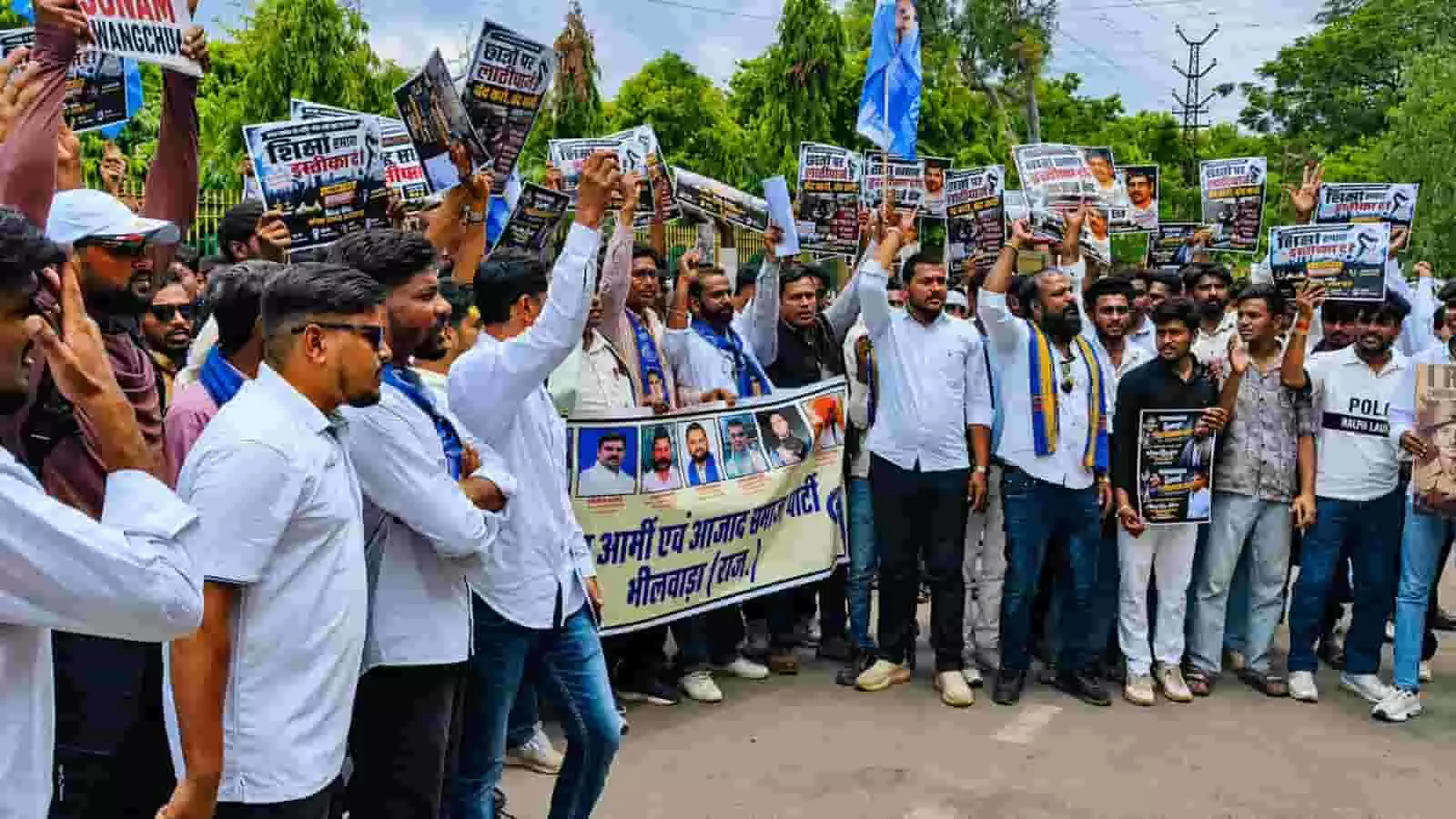 तस्वीर में प्रदर्शनकारी कार्यकर्ता भीलवाड़ा में हाथों में तख्तियां और बैनर लिए विरोध प्रदर्शन कर रहे हैं। यह तस्वीर काल्पनिक है और एआई द्वारा केवल संदर्भ के लिए बनाई गई है। तस्वीर में प्रदर्शनकारी कार्यकर्ता भीलवाड़ा में हाथों में तख्तियां और बैनर लिए विरोध प्रदर्शन कर रहे हैं। यह तस्वीर काल्पनिक है और एआई द्वारा केवल संदर्भ के लिए बनाई गई है।