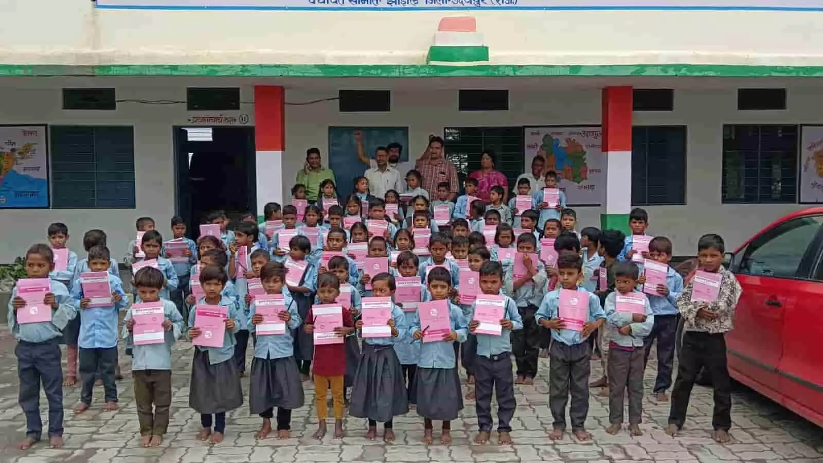 तस्वीर में झाड़ोल के विद्यालय प्रांगण में उत्तर पुस्तिकाएं पकड़े खड़े विद्यार्थी और शिक्षक नजर आ रहे हैं। तस्वीर में झाड़ोल के विद्यालय प्रांगण में उत्तर पुस्तिकाएं पकड़े खड़े विद्यार्थी और शिक्षक नजर आ रहे हैं।