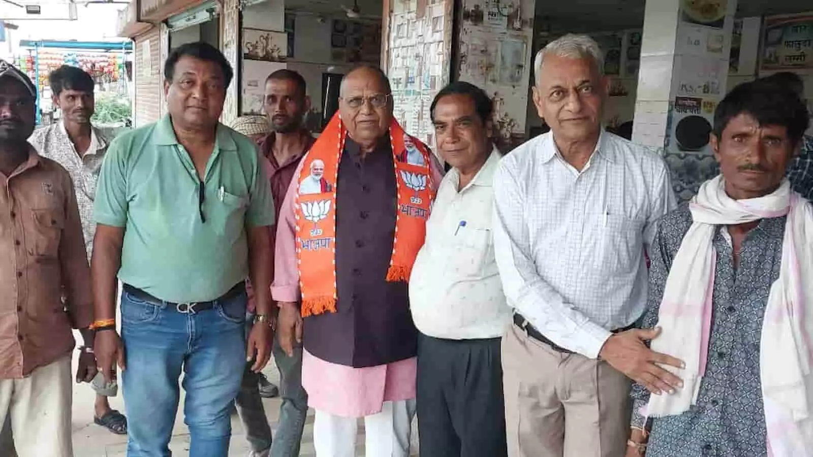 तस्वीर में खेरवाड़ा में भाजपा नेताओं के साथ खड़े राज्यसभा सांसद चुन्नीलाल गरासिया नजर आ रहे हैं। तस्वीर में खेरवाड़ा में भाजपा नेताओं के साथ खड़े राज्यसभा सांसद चुन्नीलाल गरासिया नजर आ रहे हैं।