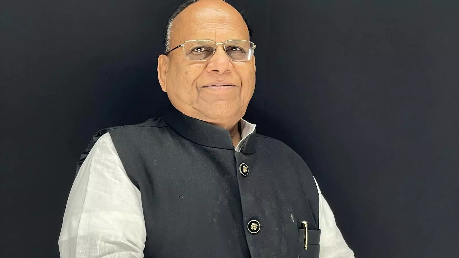 तस्वीर में राज्यसभा सांसद चुन्नीलाल गरासिया खड़े हुए नजर आ रहे हैं। तस्वीर में राज्यसभा सांसद चुन्नीलाल गरासिया खड़े हुए नजर आ रहे हैं।