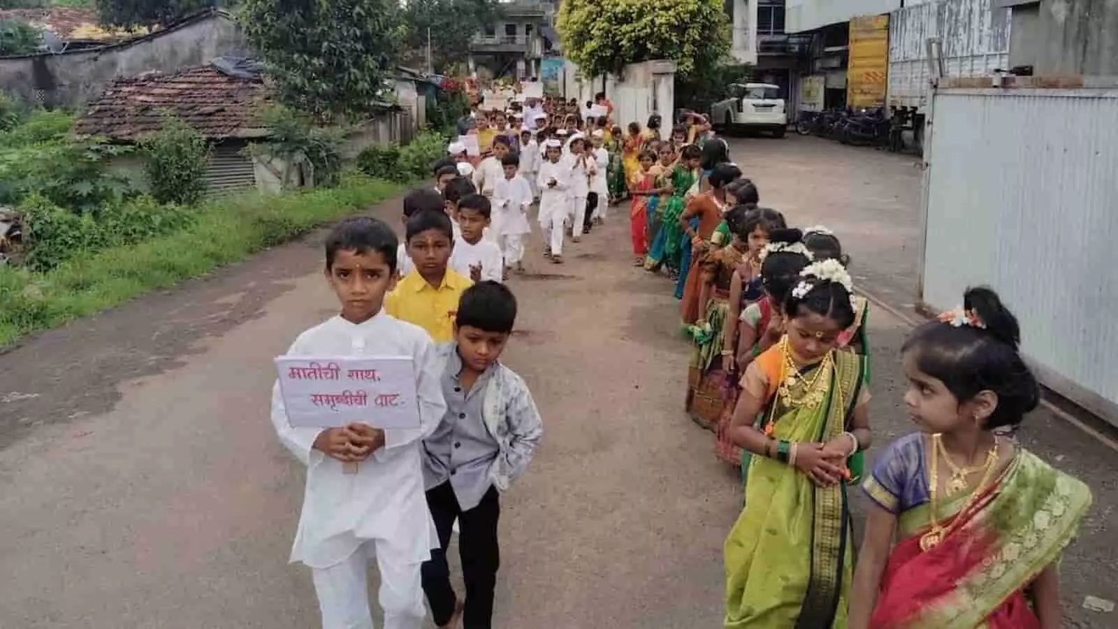 तस्वीर में कोगील बुद्रुक येथील रस्त्यावर हातात फलक घेऊन चालणारे शाळकरी मुले व मुली दिसत आहेत. तस्वीर में कोगील बुद्रुक येथील रस्त्यावर हातात फलक घेऊन चालणारे शाळकरी मुले व मुली दिसत आहेत.