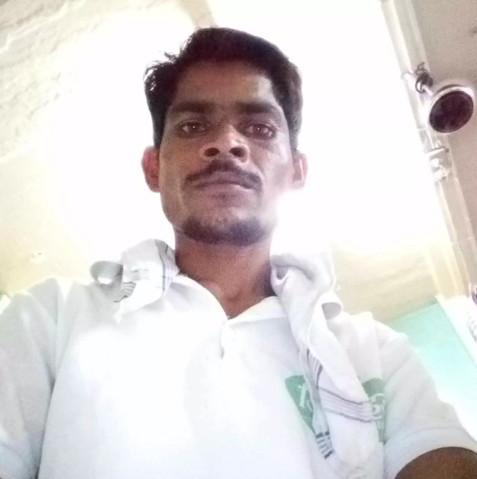 तस्वीर में किराणा दुकान और आसपास खड़े लोग बस्सी में दिखाई दे रहे हैं। तस्वीर में किराणा दुकान और आसपास खड़े लोग बस्सी में दिखाई दे रहे हैं।