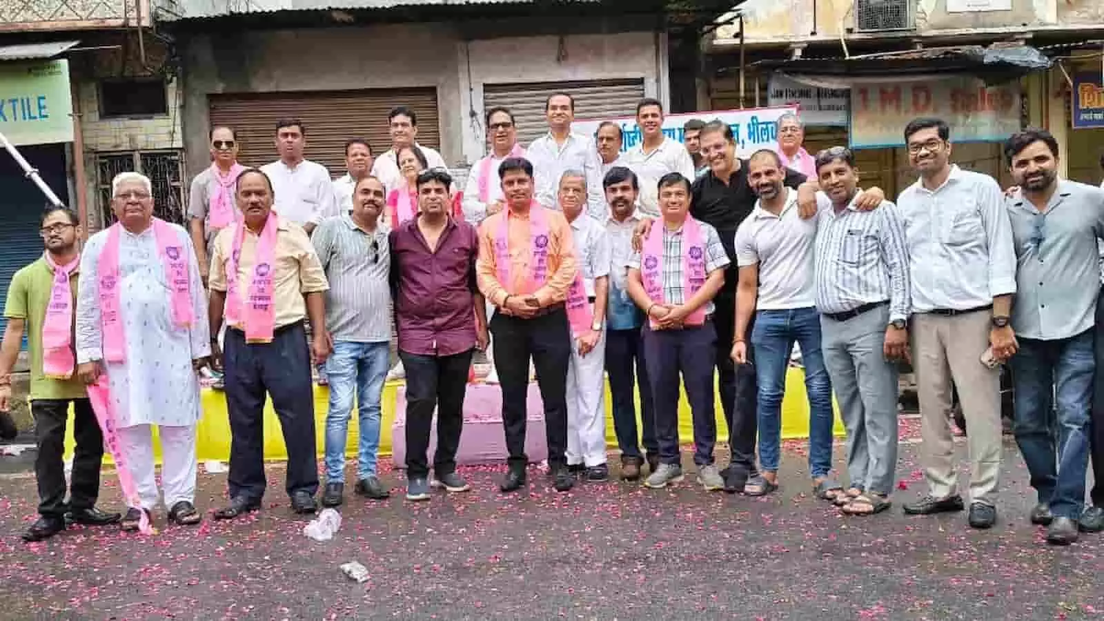 तस्वीर में अंतर्राष्ट्रीय वैश्य फेडरेशन के पदाधिकारी भीलवाड़ा में स्वागत कार्यक्रम के दौरान सड़क पर खड़े दिख रहे हैं। तस्वीर में अंतर्राष्ट्रीय वैश्य फेडरेशन के पदाधिकारी भीलवाड़ा में स्वागत कार्यक्रम के दौरान सड़क पर खड़े दिख रहे हैं।