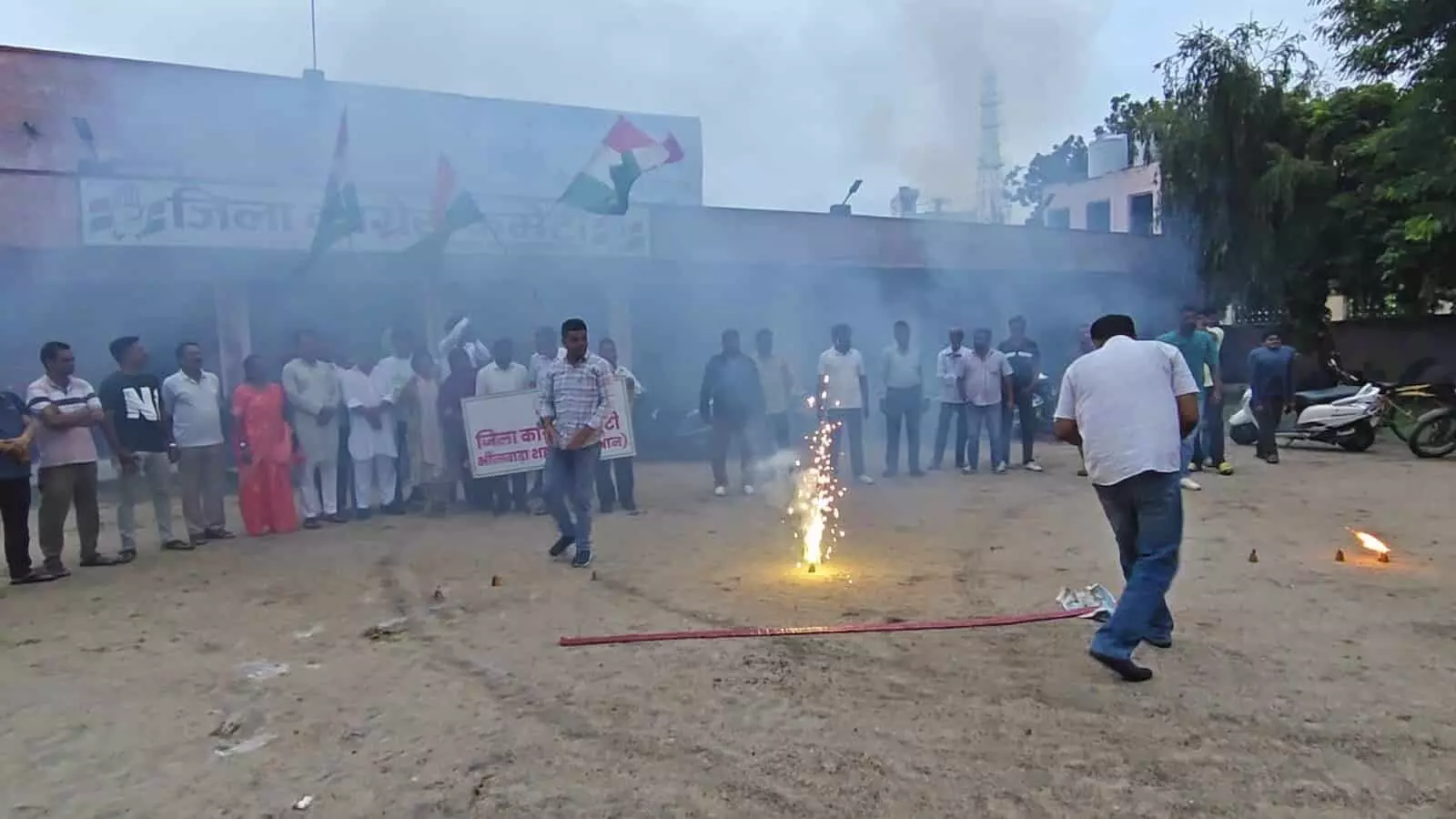 भीलवाड़ा के गांधी भवन में कांग्रेस कार्यालय के बाहर आतिशबाजी करते कार्यकर्ता। भीलवाड़ा के गांधी भवन में कांग्रेस कार्यालय के बाहर आतिशबाजी करते कार्यकर्ता।