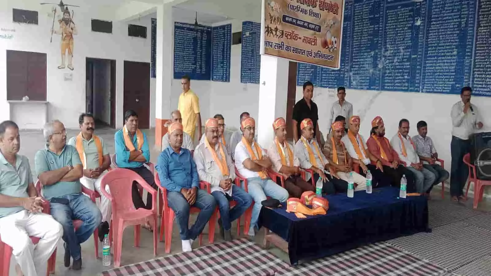 तस्वीर में वाकपीठ बैठक के दौरान कुर्सियों पर बैठे अतिथिगण और शारीरिक शिक्षक नजर आ रहे हैं। तस्वीर में वाकपीठ बैठक के दौरान कुर्सियों पर बैठे अतिथिगण और शारीरिक शिक्षक नजर आ रहे हैं।