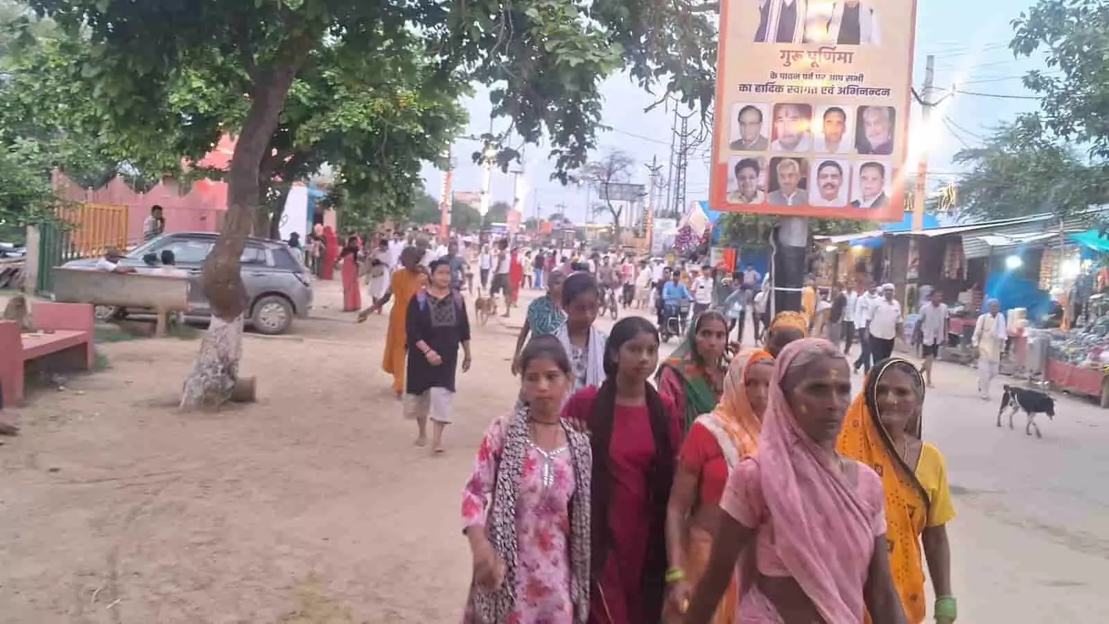 तस्वीर में मुड़िया पूर्णिमा मेले के दौरान मार्ग पर पैदल चलते हुए श्रद्धालु दिखाई दे रहे हैं। तस्वीर में मुड़िया पूर्णिमा मेले के दौरान मार्ग पर पैदल चलते हुए श्रद्धालु दिखाई दे रहे हैं।