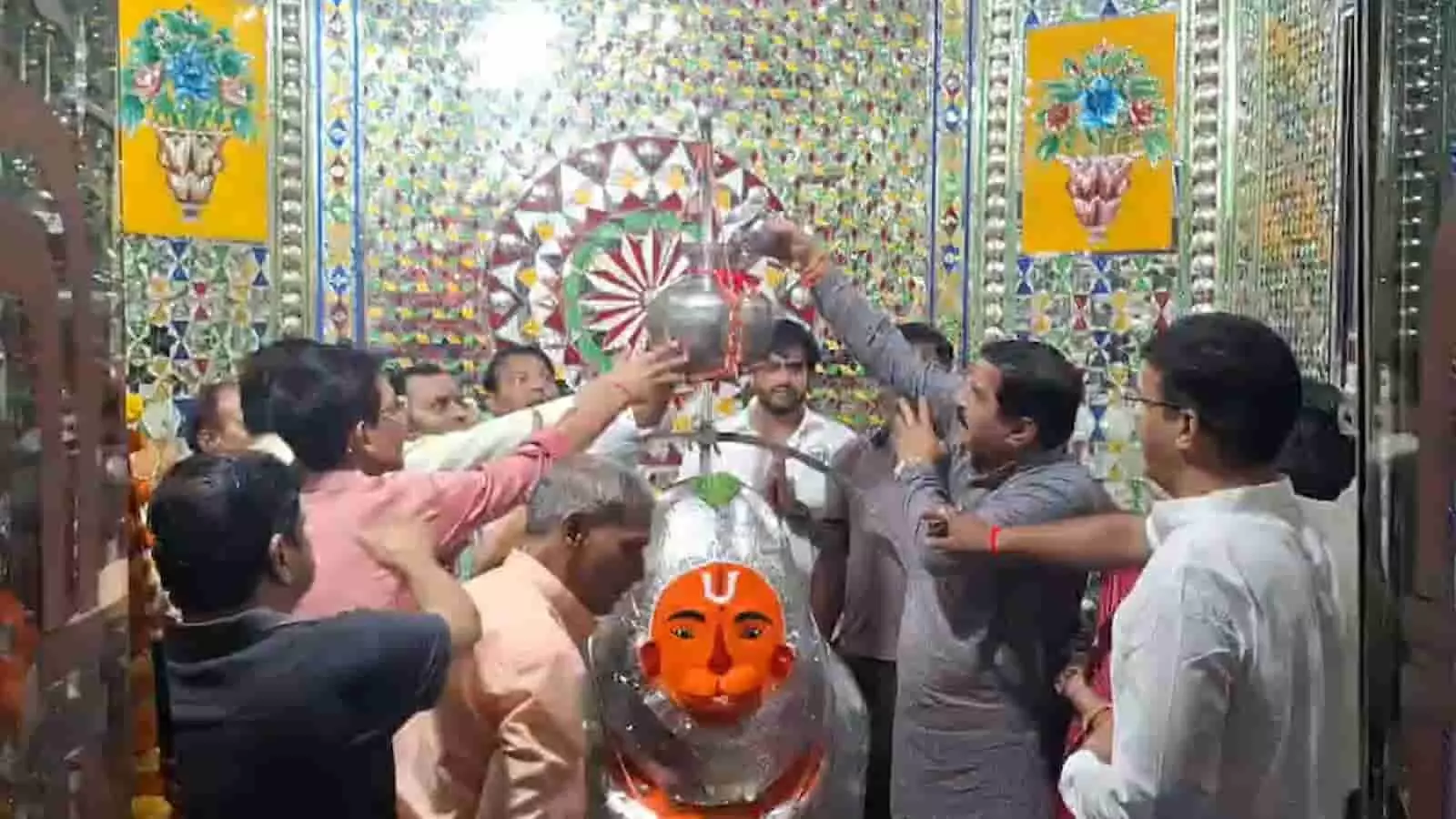 तस्वीर में मंदिर में श्री राड़ी के बालाजी महाराज का दुग्धाभिषेक करते श्रद्धालु दिख रहे हैं। तस्वीर में मंदिर में श्री राड़ी के बालाजी महाराज का दुग्धाभिषेक करते श्रद्धालु दिख रहे हैं।