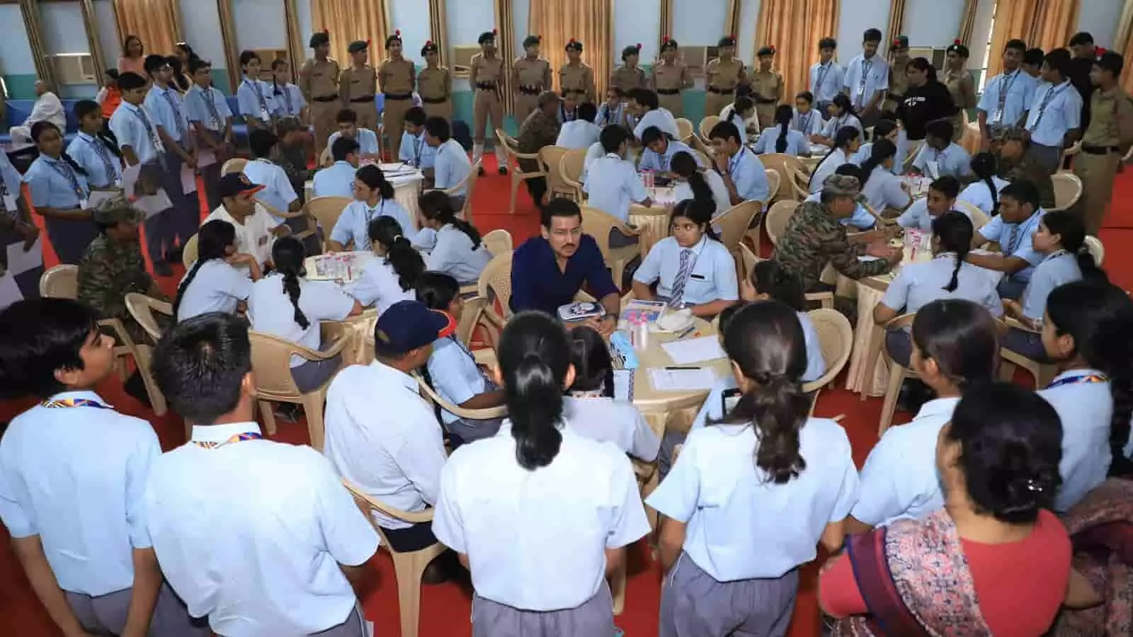 तस्वीर में कैबिनेट मंत्री कर्नल राज्यवर्धन राठौड़ विद्यार्थियों और गौरव सेनानियों के साथ कार्यक्रम में बैठे हैं। तस्वीर में कैबिनेट मंत्री कर्नल राज्यवर्धन राठौड़ विद्यार्थियों और गौरव सेनानियों के साथ कार्यक्रम में बैठे हैं।