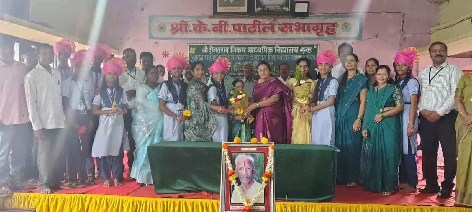 श्री दौलतराव निकम विद्यालय हन्नूर के सभागृह में सत्कार समारोह के दौरान उपस्थित अतिथि और विद्यार्थी। श्री दौलतराव निकम विद्यालय हन्नूर के सभागृह में सत्कार समारोह के दौरान उपस्थित अतिथि और विद्यार्थी।