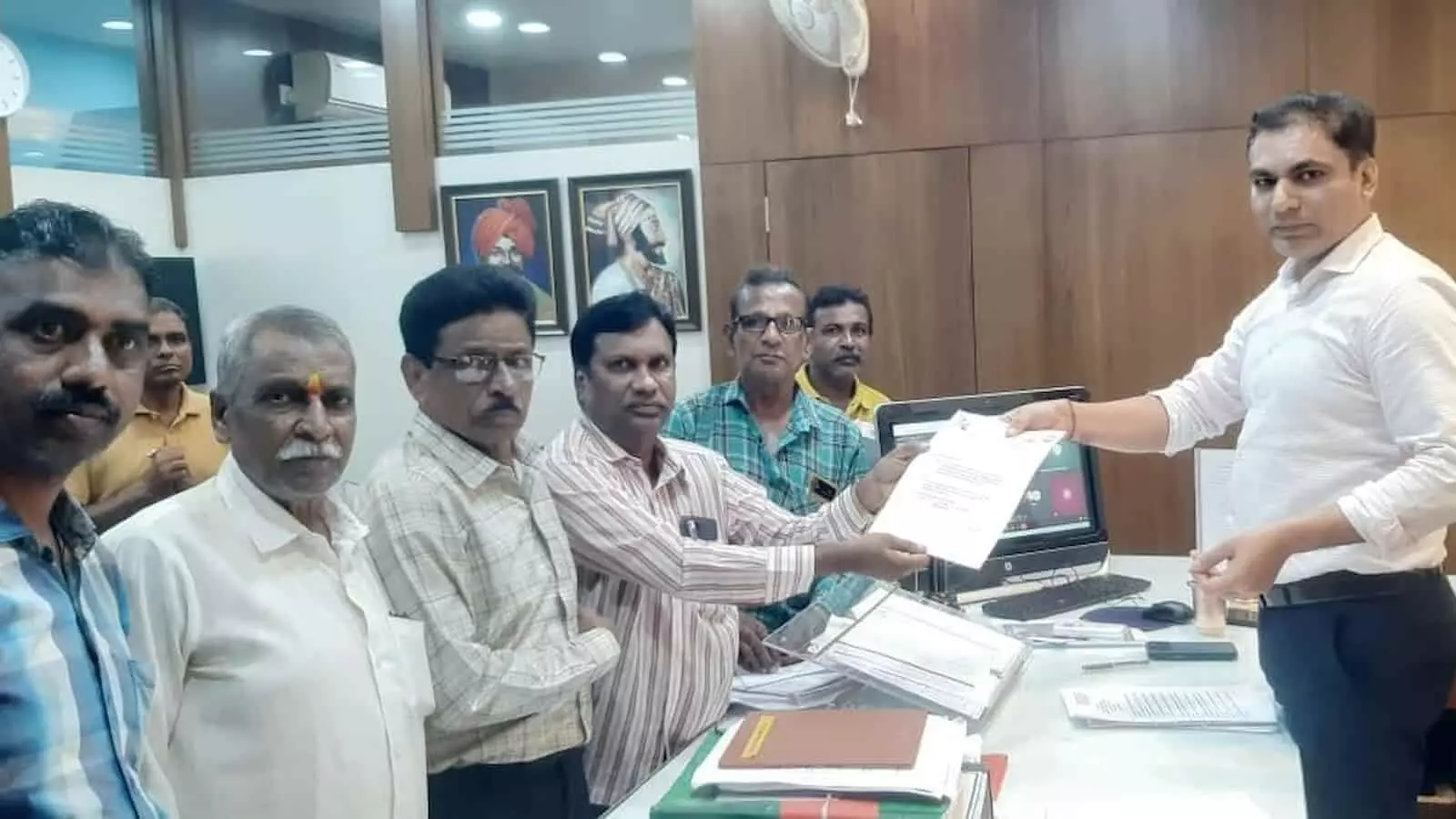 कोल्हापुर महानगरपालिका कार्यालय में प्रतिनिधिमंडल आयुक्त को ज्ञापन सौंपते हुए। कोल्हापुर महानगरपालिका कार्यालय में प्रतिनिधिमंडल आयुक्त को ज्ञापन सौंपते हुए।