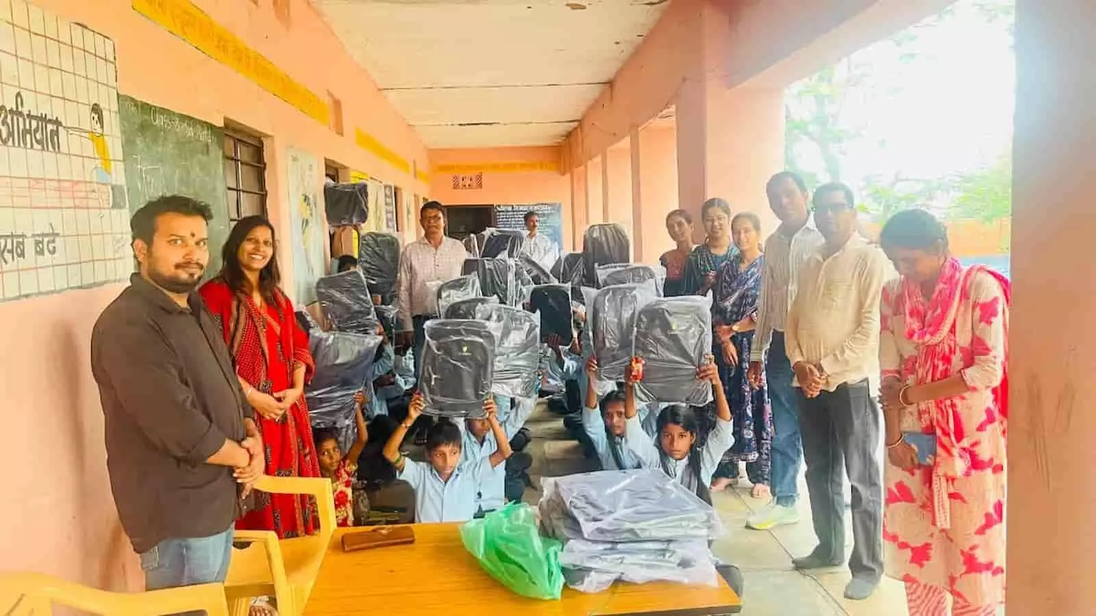 चांगला विद्यालय के गलियारे में बैग वितरण कार्यक्रम के दौरान नजर आते छात्र और ग्रामीण। चांगला विद्यालय के गलियारे में बैग वितरण कार्यक्रम के दौरान नजर आते छात्र और ग्रामीण।