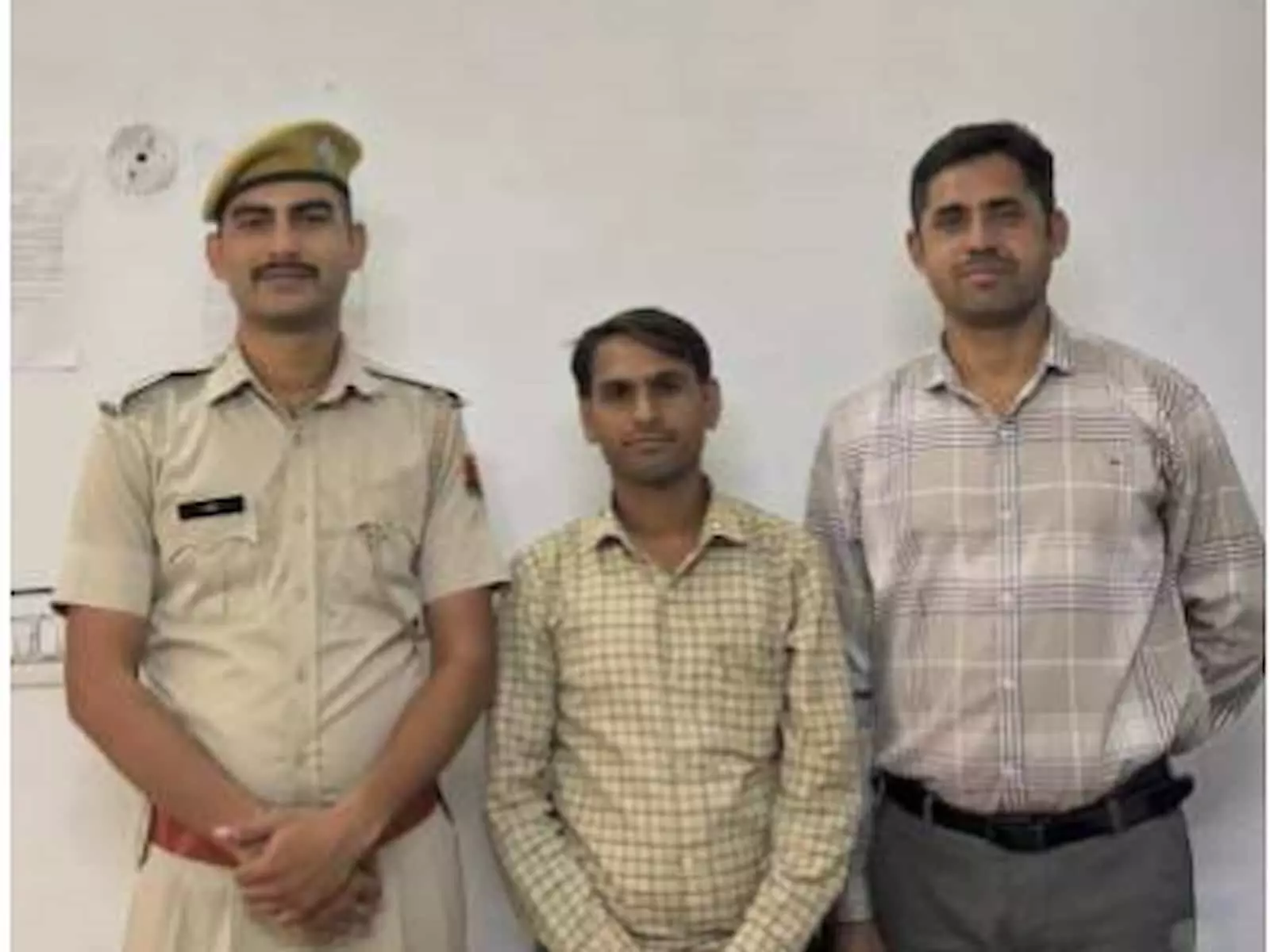 तस्वीर में एक पुलिसकर्मी और दो नागरिक सवाई माधोपुर में खड़े दिखाई दे रहे हैं। तस्वीर में एक पुलिसकर्मी और दो नागरिक सवाई माधोपुर में खड़े दिखाई दे रहे हैं।